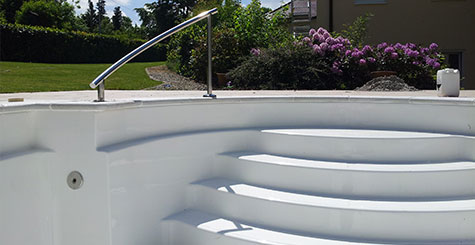 GFK Schwimmbecken, mit Wasserattraktionen wie Gegenstromanlage, Schwalldusche und Massageanlage